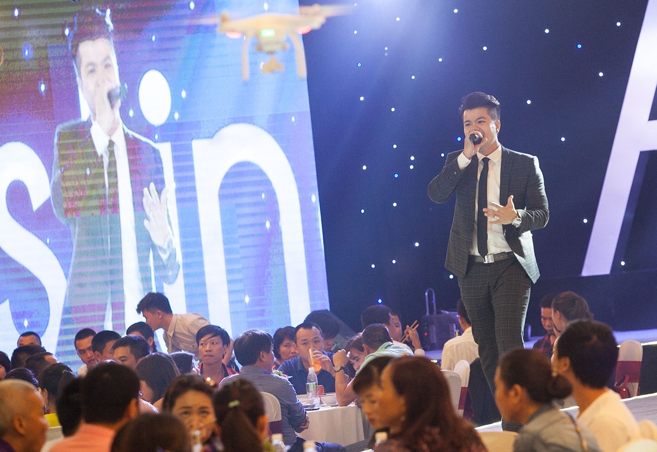 Xuất hiện cùng với Tuấn Hưng trong sự kiện tối nay còn có sự xuất hiện của ca sĩ Đinh Mạnh Ninh, anh thể hiện 3 ca khúc hit của mình để phục vụ khán giả là: Hà Nội trà đá vỉa hè, Mùa Yêu Đầu và My Girl. Anh đã cho khán giả có những giây phút thư giãn bằng âm nhạc qua cả 3 ca khúc do mình sáng tác. 