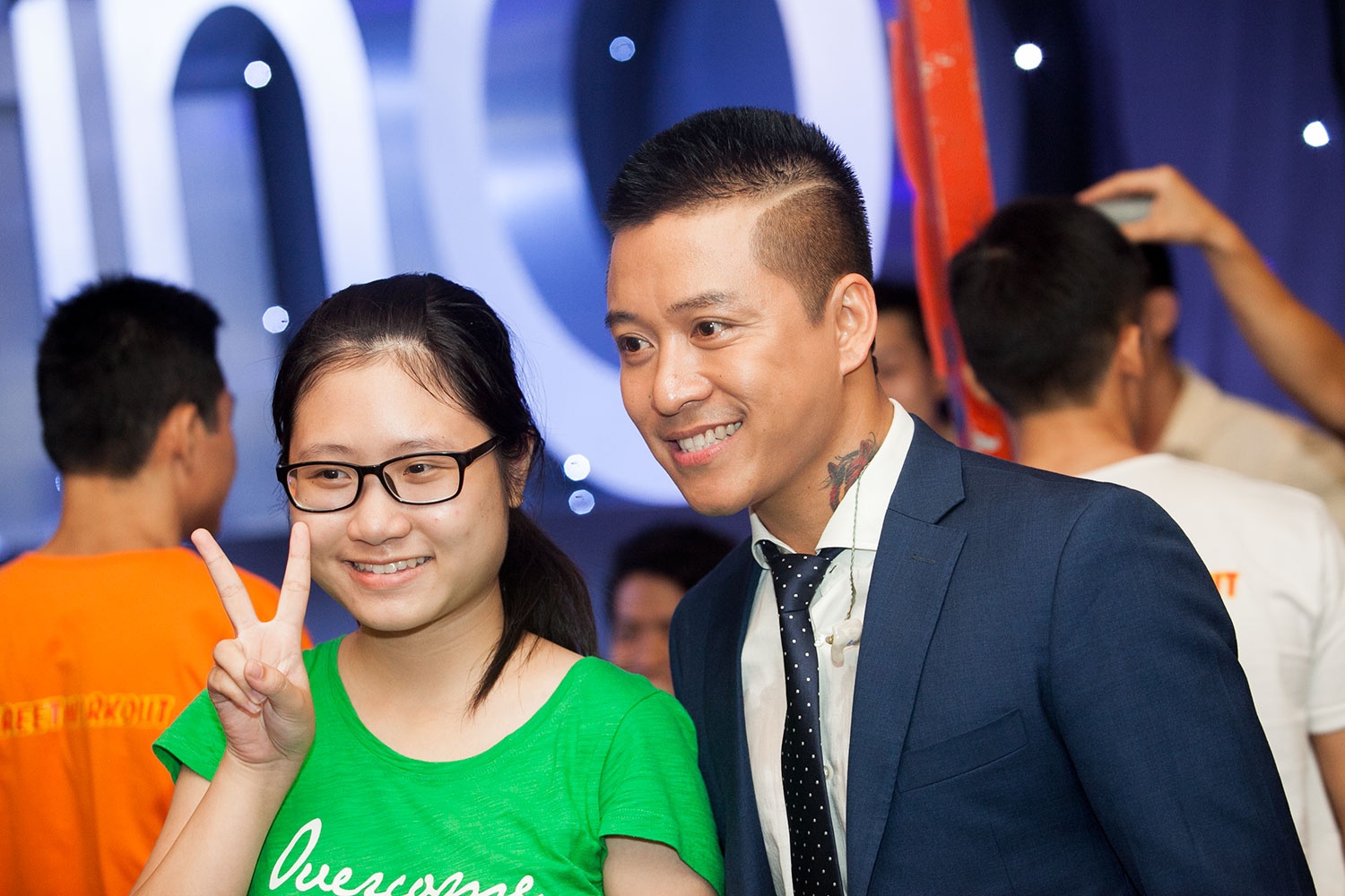 Sau khi kết thúc màn trình diễn của mình, rất nhiều người hâm mộ đã xếp hàng chờ sẵn ở hậu trường chụp ảnh cùng với thần tượng của mình. 