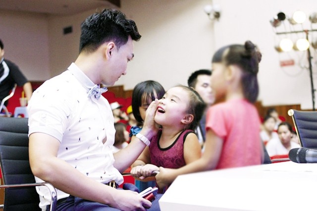 MC Thành Trung trò chuyện cùng con gái Vi An trong hậu trường Young Hit Young Beat nhí tài năng.