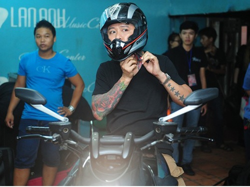 Vo chong Tuan Hung ra ve rieng le sau The Voice hinh anh