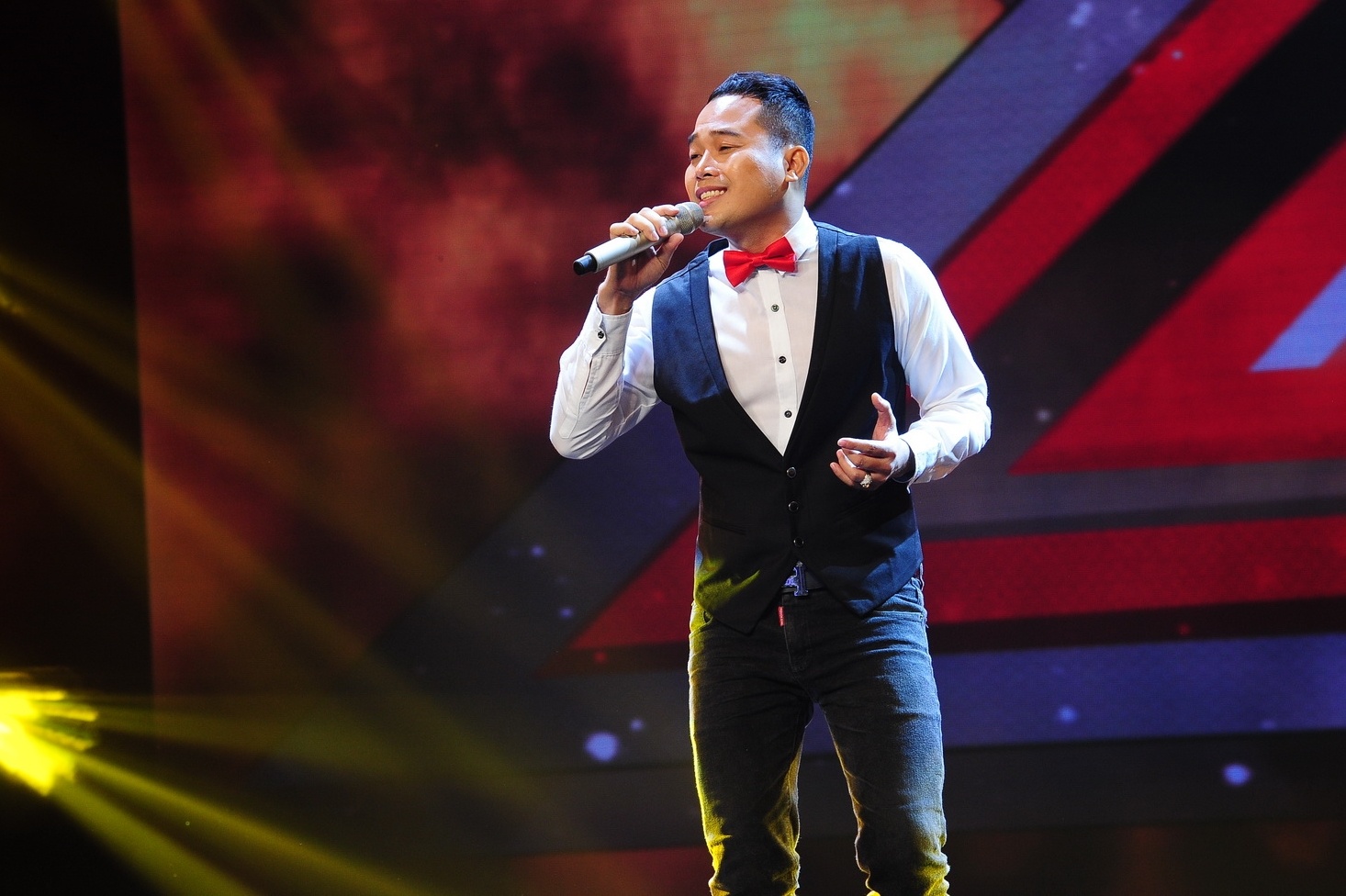 Sau X Factor, Khánh Bình có lịch chạy show dày đặc từ trong và ngoài nước.