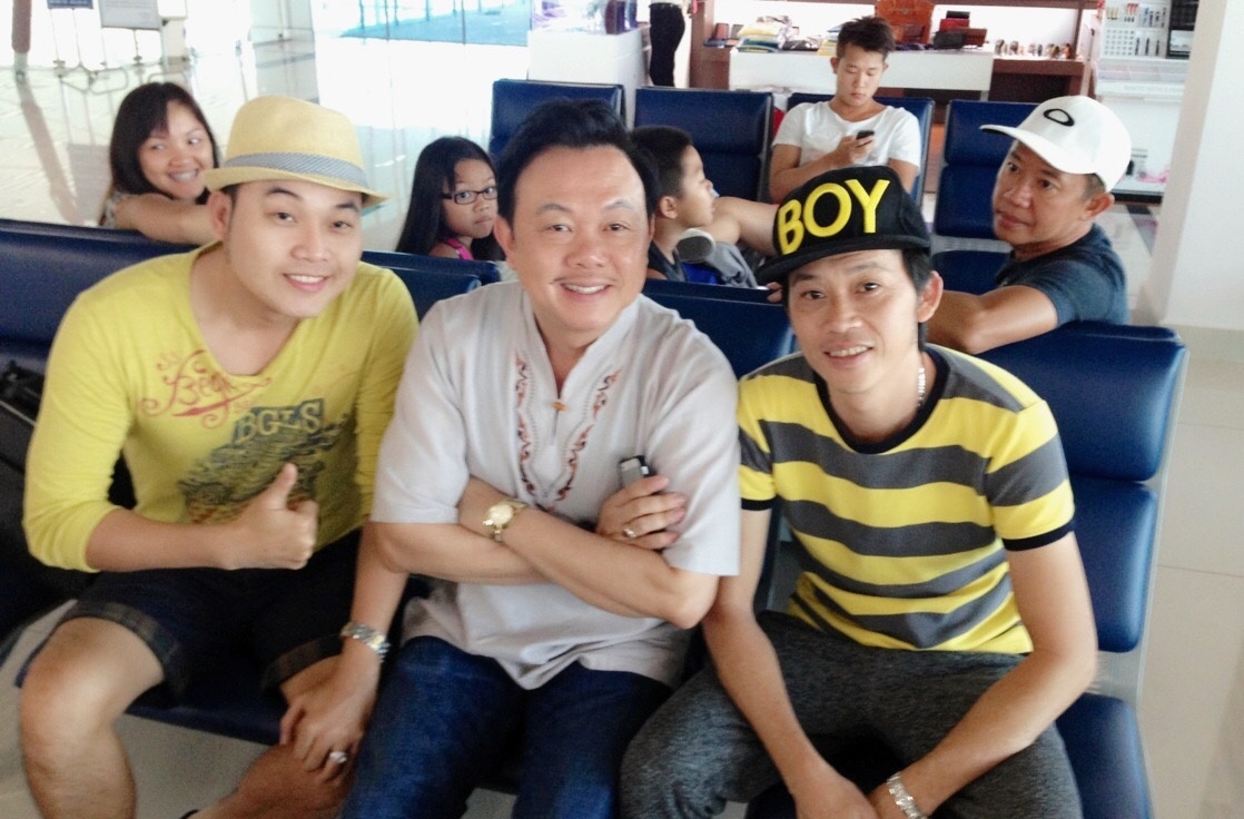 Khánh Bình bay show cùng Hoài Linh và Chí Tài.