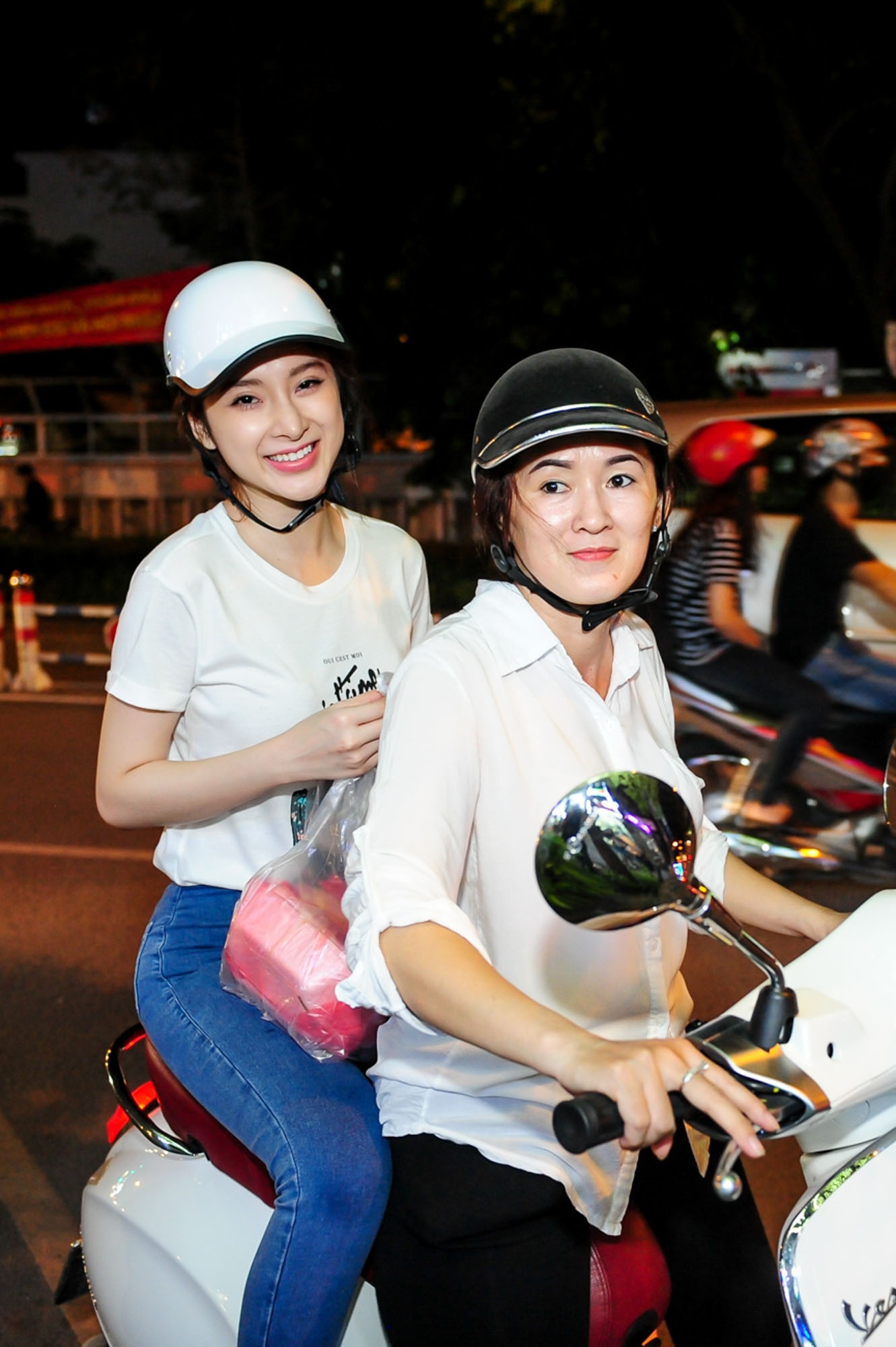 Phuong Trinh duoc me cho xe may di phat com hinh anh