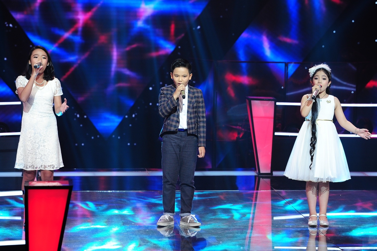 Bích Ngọc, Hoàng Lâm và Hồng Minh (từ trái sang) thể hiện Xin cho tôi.