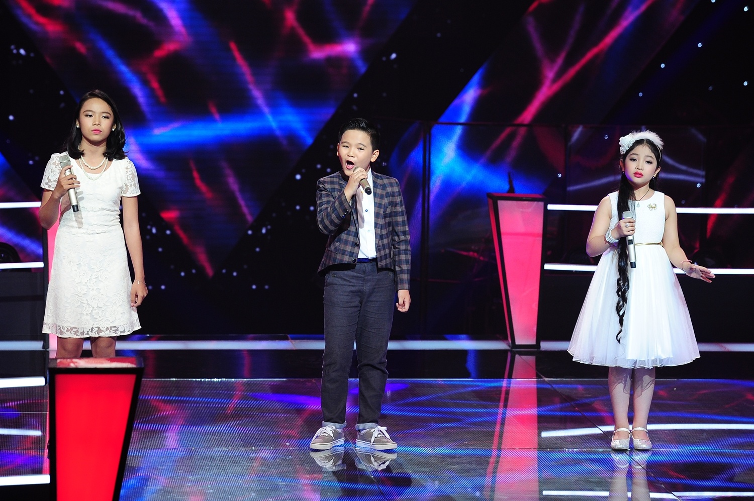 Cô bé 9 tuổi sở hữu mái tóc dài nổi bật Hồng Minh, cậu bé Giang Hoàng Lâm và Bích Ngọc -  chị cả team Giang Hồ mang đến cảm xúc cho người nghe khi thể hiện nhạc phẩm Xin cho tôi của cố nhạc sĩ Trịnh Công Sơn. 