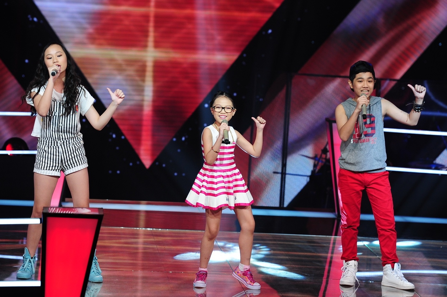 Em út Hải Anh kết hợp cùng 2 anh chị Hằng My và Đức Duy trong ca khúc rất thịnh hành trên toàn thế giới là Lips are moving. Không chỉ được hướng dẫn cách hát, huấn luyện viên yêu cầu các em cần có thêm sự tự tin. Cố vấn Thu Phương cũng nhắc nhỏ nhóm cần có thể hiện chắc chắn, đầu tư vào từng câu hát. Trện sân khấu, chàng trai sân tộc Tày nổi trội với chất giọng khàn cùng khả năng làm chủ sân khấu, Hằng My có sự chắc chắn còn em út Hải Anh cũng không kém tự tin. Không chỉ hát các em còn đọc rap trôi chảy.