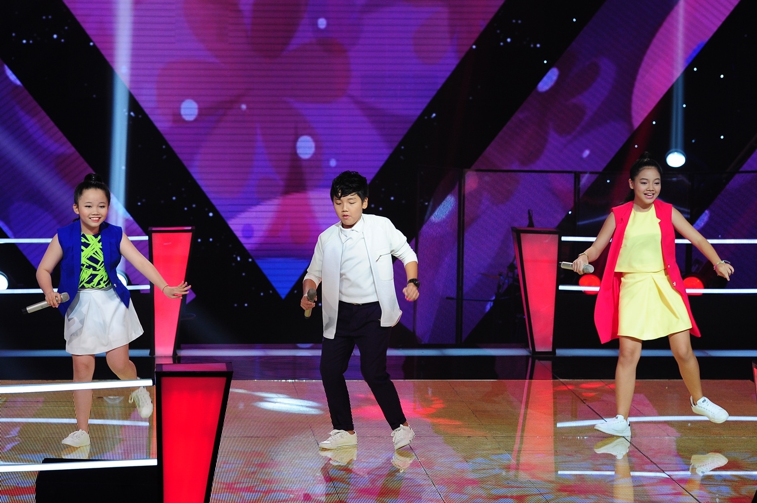 Team Cẩm Ly ra quân với ba thí sinhLan Vy – Đức Mạnh và Mẫn Nhi với liên khúc đầy sôi động Chào buổi sáng – Tôi thích. Bên cạnh đó, các em còn trổ tài đọc rap ấn tượng cùng với điệu nhảy xoắn quẩy vô cùng đáng yêu. Bộ tứ luyện viên phải lên tận sân khấu để thực hiện động tác nhảy này khiến khán giả vô cùng thích thú.