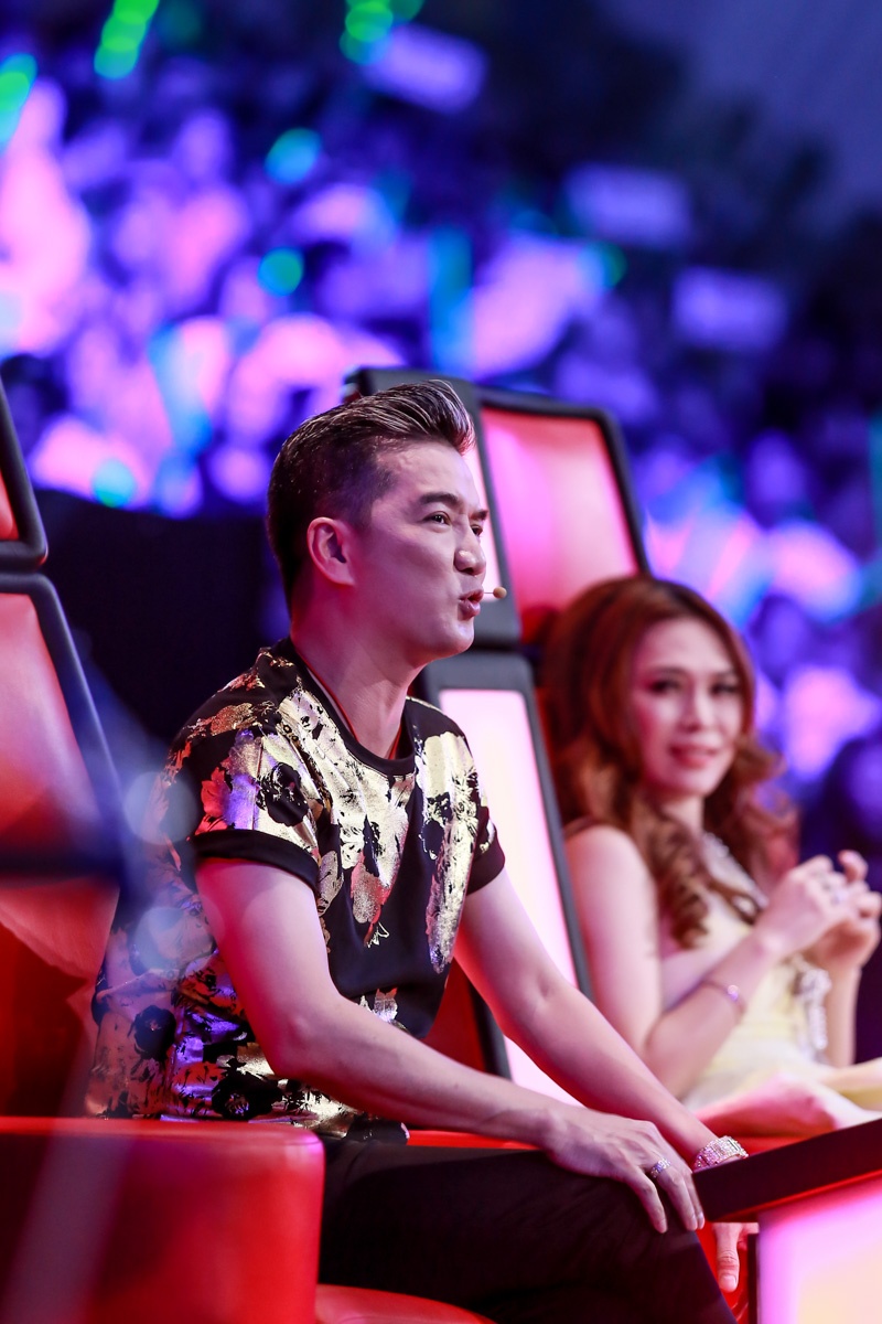 Mr. Đàm góp ý với tiết tấu nhanh, Đức Phúc nên có sự nhún nhảy sẽ khiến khán giả thích thú hơn. Tuấn Hưng cũng đồng tình khi bày tỏ mong chờ thí sinh này có sự đổi mới, đặc biệt là phần nhìn. Anh nói: “Sân khấu này sẽ rất rộng nếu em chỉ đứng yên”. Lập tức, Mỹ Tâm bênh vực học trò. Cô cho rằng Đức Phúc có giọng hát hay chỉ cần đứng yên để hát đã đủ thu hút. Nữ huấn luyện viên cũng nhắn nhủ học trò: Em không cần thay đổi, chỉ cần hát từ tâm hồn, em đứng một chỗ là chị yêu em rồi”. 