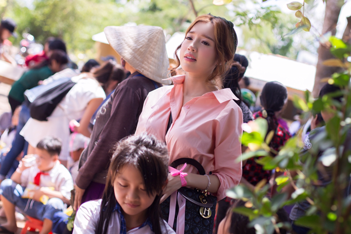 Elly Tran tron con gai ve que phat qua Trung Thu hinh anh