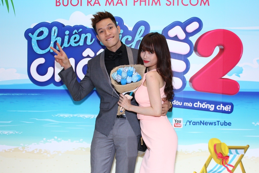 Sĩ Thanh chọn trang phục nằm trong bộ sưu tập mới nhất của Hot Miu Miu. Tuy trang phục đơn giản nhưng vẫn tôn lên vóc dáng với 3 vòng gợi cảm của nữ ca sĩ trước ống kính.