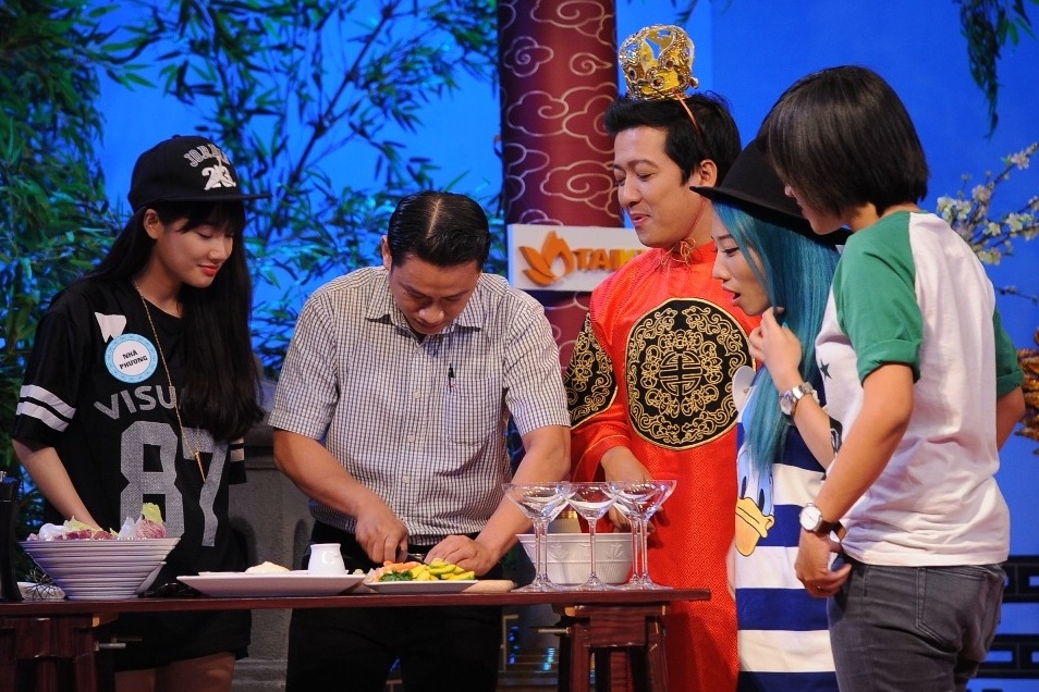 không chỉ thân thiết trong lúc lên sóng mà sau hậu trường, Trường Giang cũng rất chu đáo chăm sóc Nhã Phương như người yêu. 