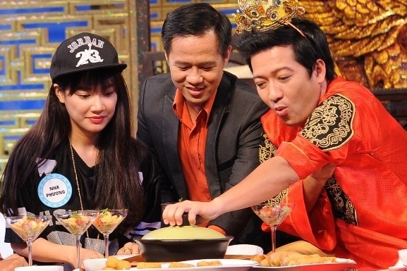 Truong Giang an can dut do an cho Nha Phuong hinh anh