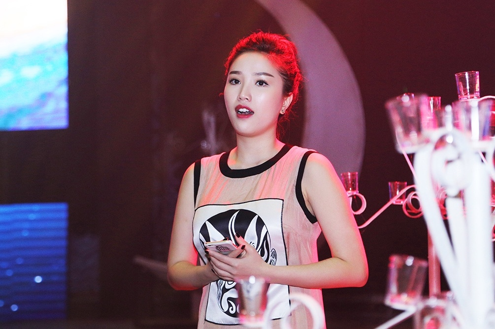 Bảo Thy lần đầu kết hợp cùng Bùi Anh Tuấn nhưng đầy sự ăn ý và hòa hợp trong ca khúc Đêm cô đơn. Với chất giọng truyền cảm của Bùi Anh Tuấn kết hợp cùng giọng ca ngọt ngào của Bảo Thy mang đến màu sắc mới cho ca khúc Đêm cô đơn đầy chất lãng mạn.