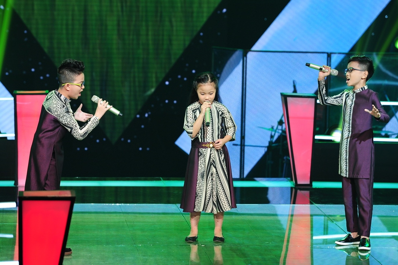 Hải Thanh, Bích Hạnh và Thiên Tùng (từ trái sang) thể hiện Cõng mẹ đi chơi.