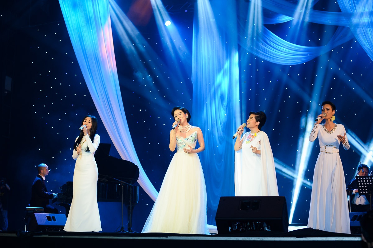 Nhóm 5 dòng kẻ mở màn phần 2 với Bài không tên số 50, sau đó song ca cùng Lệ Quyên bài Lời tình buồn. 