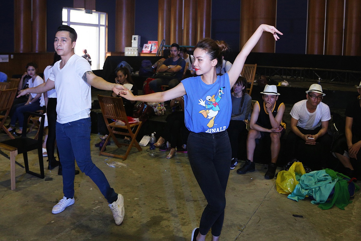 Song Yến lần đầu kết hợp cùng The Men với liên khúc nhạc Ngoại lời Việt với nhiều dàn dựng công phu và lạ mắt. 