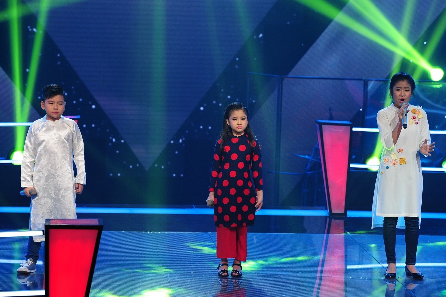 Gia Linh, Minh Tuyết và Thu Thủy được giao ca khúc khó và không đúng sở trường là gió mùa về. Mỗi em đều sở hữu thế mạnh riêng ở chất giọng lẫn phong cách trình diễn sân khấu.