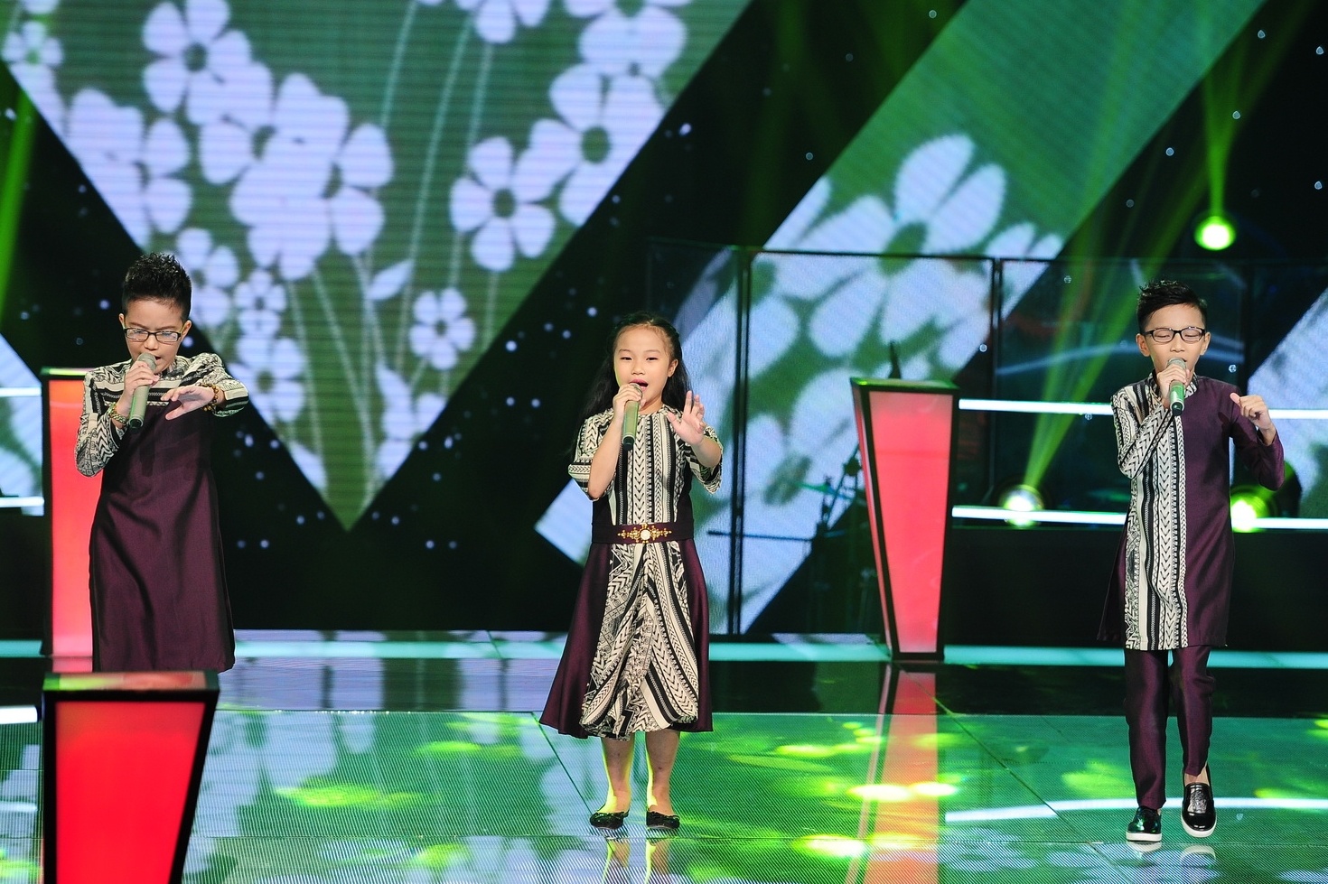 Ở team Cẩm Ly, 3 thí sinh Hải Thanh – Thiên Tùng – Bích Hạnh đã có màn biểu diễn đầy cảm xúc qua bài hát Cõng mẹ đi chơi, đặc biệt ‘bản sao Thùy Chi nhí’ dù tuổi còn nhỏ nhưng em đã rất bản lĩnh và thể hiện rất tốt giọng hát trong trẻo, cao vút của mình. Hai chàng trai cũng có thể hiện chắc chắn và hòa quyện, phối hợp ăn ý.