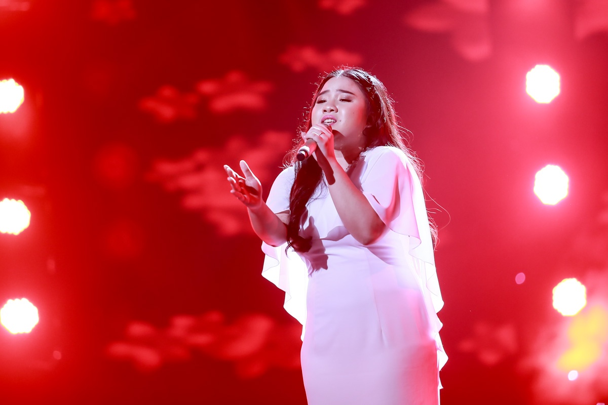 Vân Anh phá cách ca khúc nhạc đỏ Màu hoa đỏ.