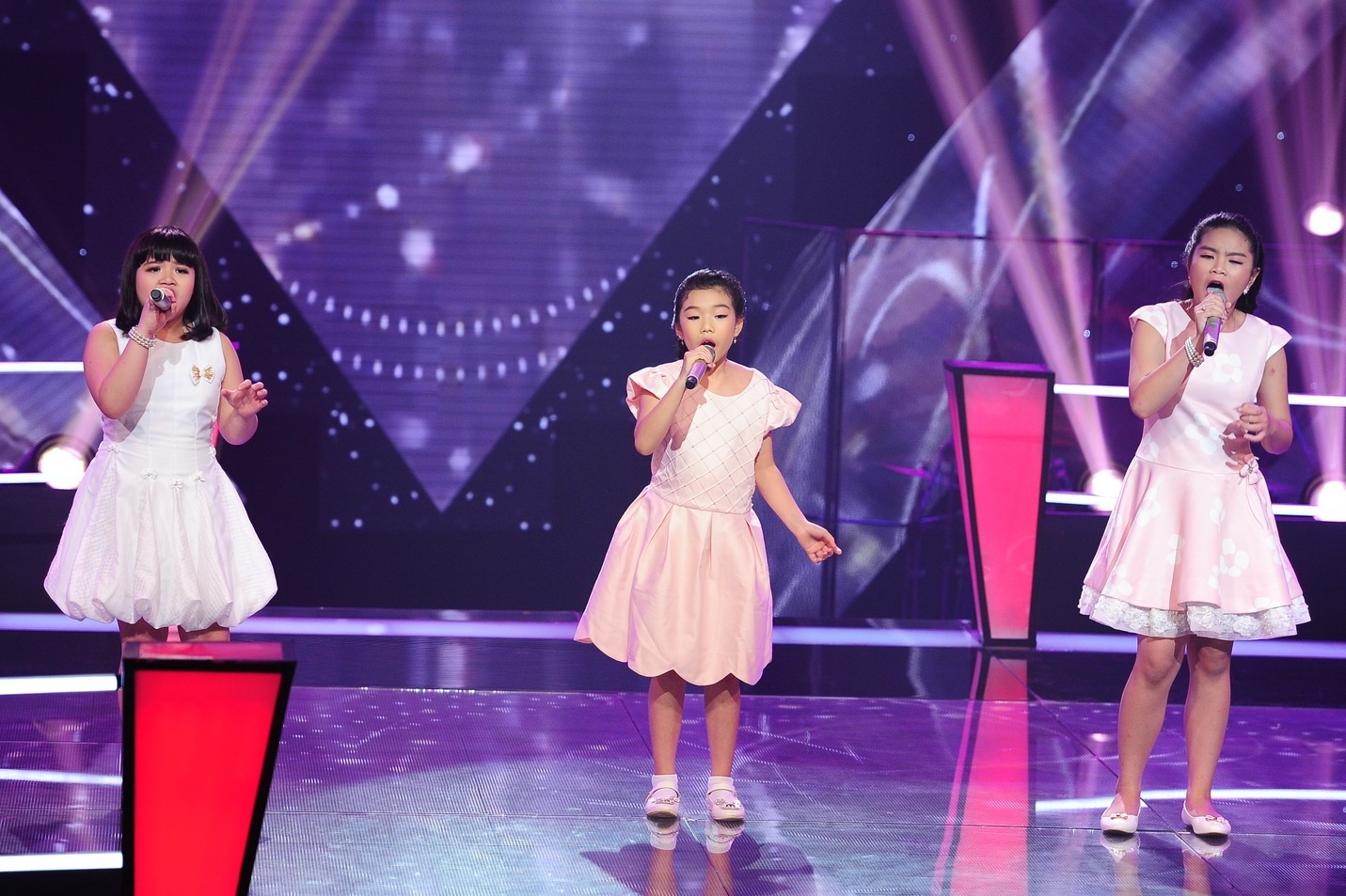 Hai cô bé theo đuổi dòng nhạc opera Cindy Linh Nhi và Phương Khanh cùng chị Tường Vy được cặp Giang Hồ giao thử thách khó Immortality của Ceilin Dion. Phương Khanh thể hiện sự chắc chắn và bay bổng còn chị cả của nhóm gây ấn tượng bởi những đoạn gằn giọng và luyến láy. Trong khi đó, cô bé Việt kiều 9 tuổi cũng không hề thua kém bởi chất giọng nhẹ nhàng, dễ thương.