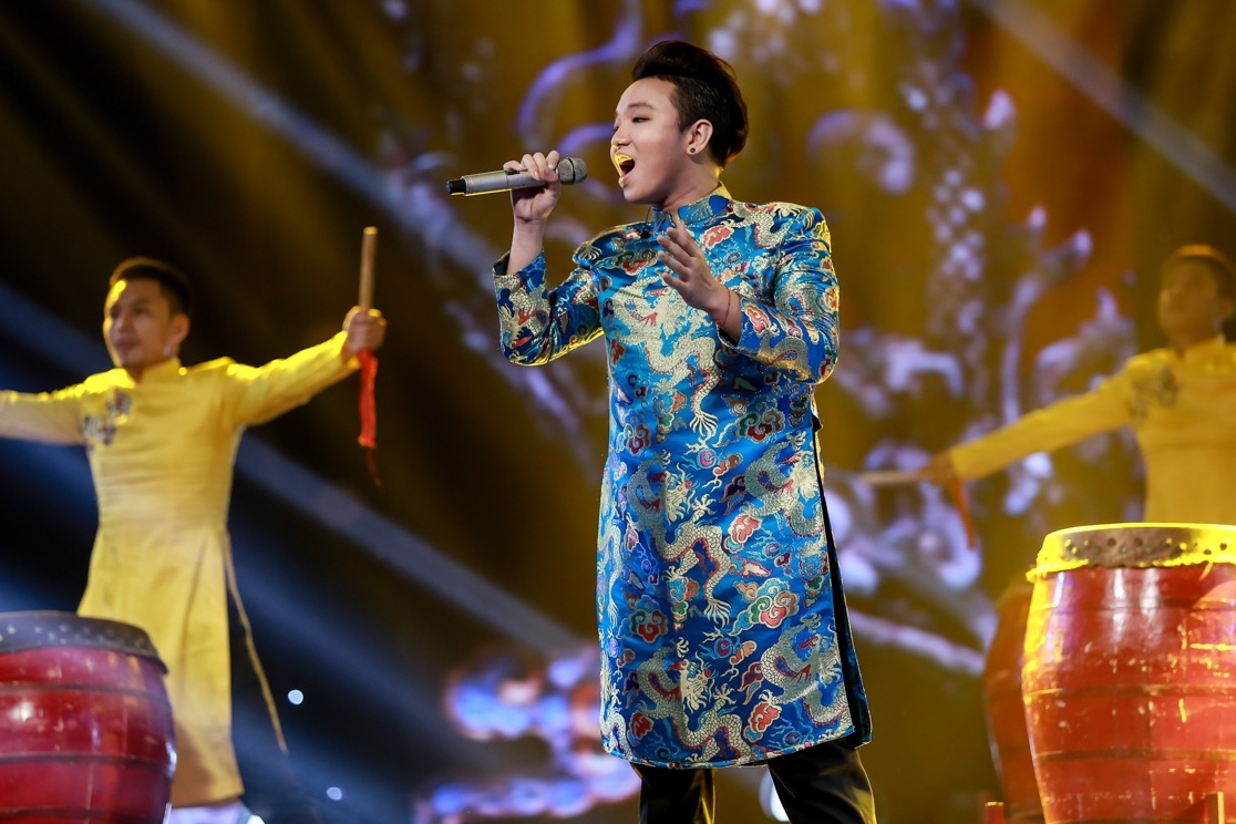 3 thí sinh đến từ team Thu Phương chọn các ca khúc đậm bản sắc Việt Nam để trình diễn trong live show 7. Hoàng Dũng – giọng ca 19 tuổi của nữ ca sĩ Chưa bao giờ lần đầu thử sức với một ca khúc mang âm hưởng dân gian Mái đình làng biển. Anh chàng khoe quãng giọng rộng cùng những đoạn luyến láy tình cảm. Chất giọng khàn của Hoàng Dũng cũng giúp anh để lại ấn tượng với khán giả. Mr. Đàm khen Dũng hát sáng, khỏe, còn tốt hơn lúc tập 