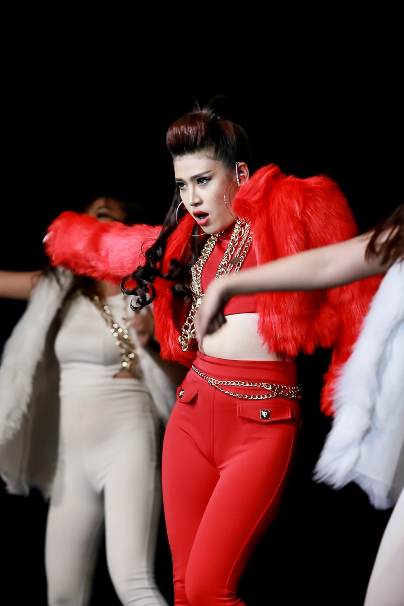 Cô gái xinh đẹp Tố Ny khuấy động sân khấu với ca khúc Say đắm. Cô một lần nữa thể hiện thế mạnh vũ đạo. Thu Phương bày tỏ sự ngưỡng mộ cho Mr Đàm vì luôn có sự đầu tư cho tiết mục đầy màu sắc và tưng bừng. Nam huấn luyện viên khen học trò làm tốt những gì mà anh căn dặn.