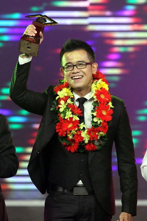 Bùi Đức Bảo xuất sắc vượt qua hàng trăm thí sinh để nhận cúp vàng cuộc thi Người dẫn chương trình năm 2013.