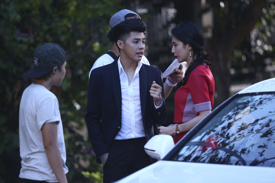 Để có được cơn mưa lớn và trông như thật, ê-kíp phải xịt nước trực tiếp từ xe bồn vào khu vực hai ca sĩ đang diễn xuất. Dù chỉ là mữa nhân tạo, nhưng dưới góc máy của nữ đạo diễn Uyên Thư, cảnh quay khiến mọi người rất ưng ý.