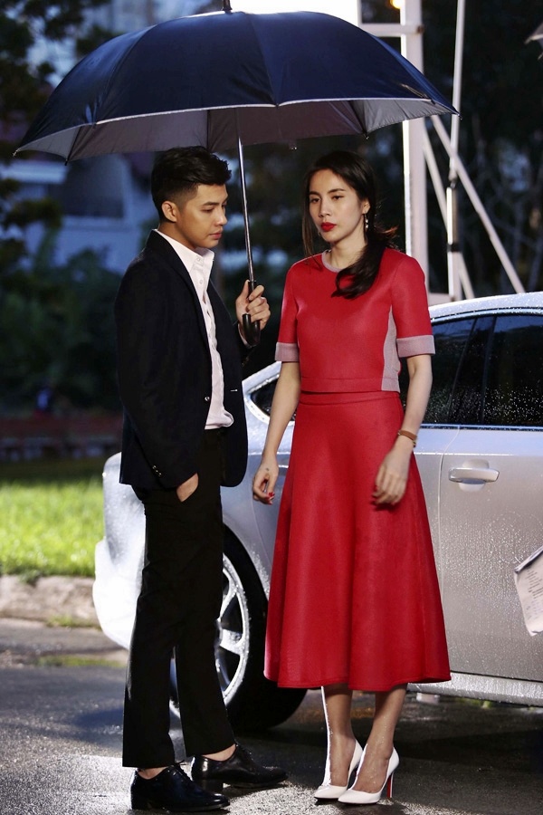 Giã từ trong cơn mưa là bản ballad do nhạc sĩ Đỗ Hiếu sáng tác, có ca từ đẹp, giai điệu bắt tai. Trong phim ngắn, ca khúc này khiến khán giả đặc biệt ấn tượng khi được vang lên trong phân cảnh Noo Phước Thịnh đưa Thủy Tiên về nhà. Ca khúc được kỳ vọng sẽ trở thành bài hit mới của ca sĩ điển trai.