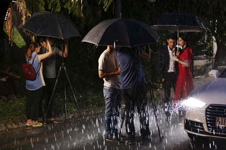 Những hình ảnh trong MV được trích từ chính phân đoạn Noo Phước Thịnh đứng hát dưới mưa sau khi “người yêu” Thủy Tiên chọn cách quay lưng để trở về căn nhà mà cô đang sống cùng chồng. 