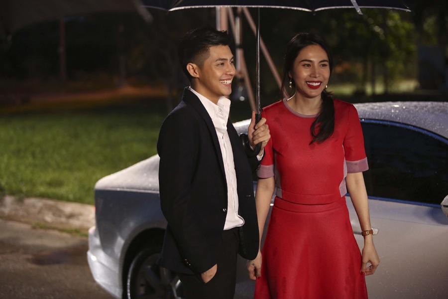 Đứng hát dưới mưa, chàng trai đầy tâm trạng khi nhớ lại những khoảnh khắc vui vẻ mà họ đã có trong chuyến du lịch trước đó.