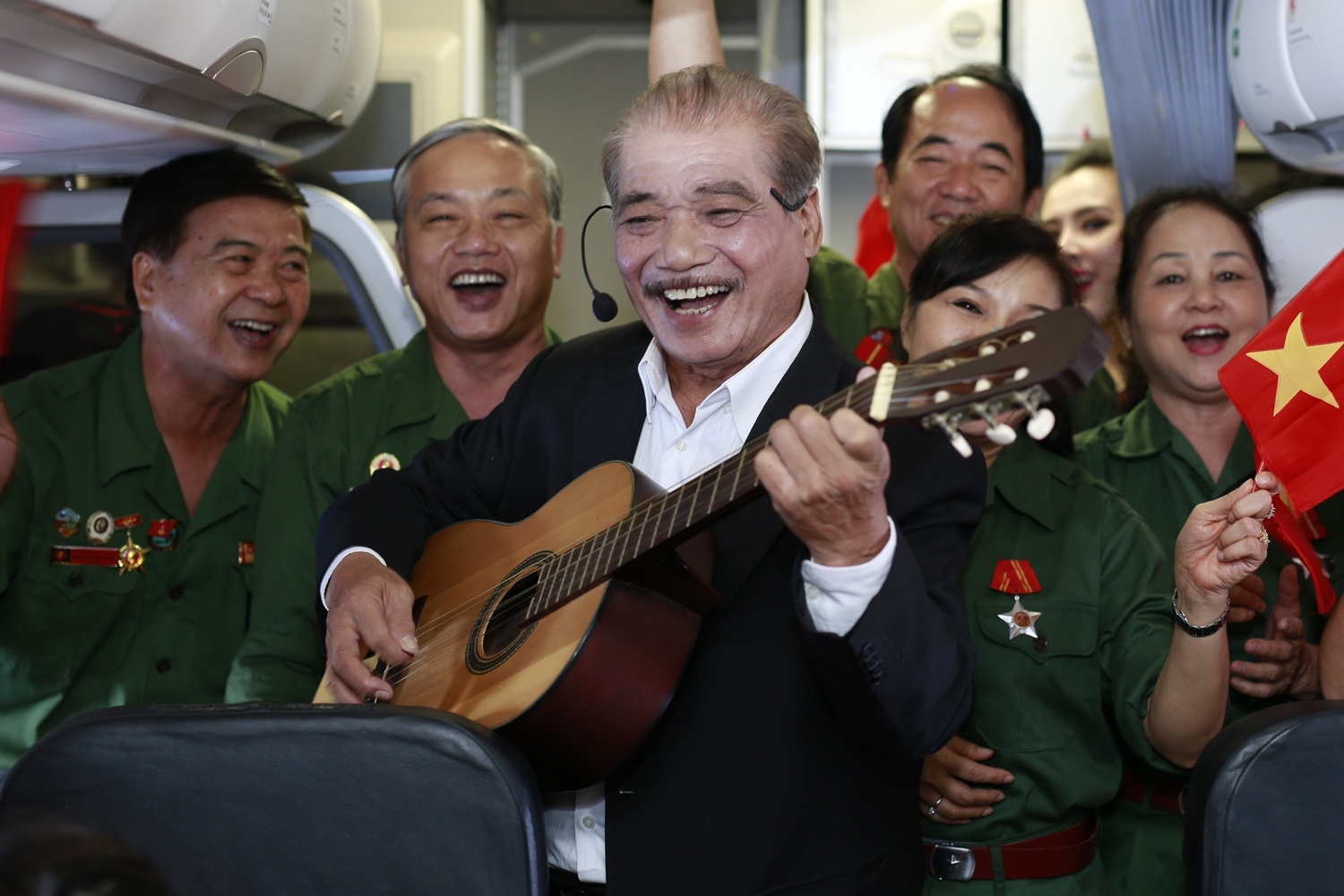 NSND Tran Hieu dan hat giua khong trung o tuoi 80 hinh anh