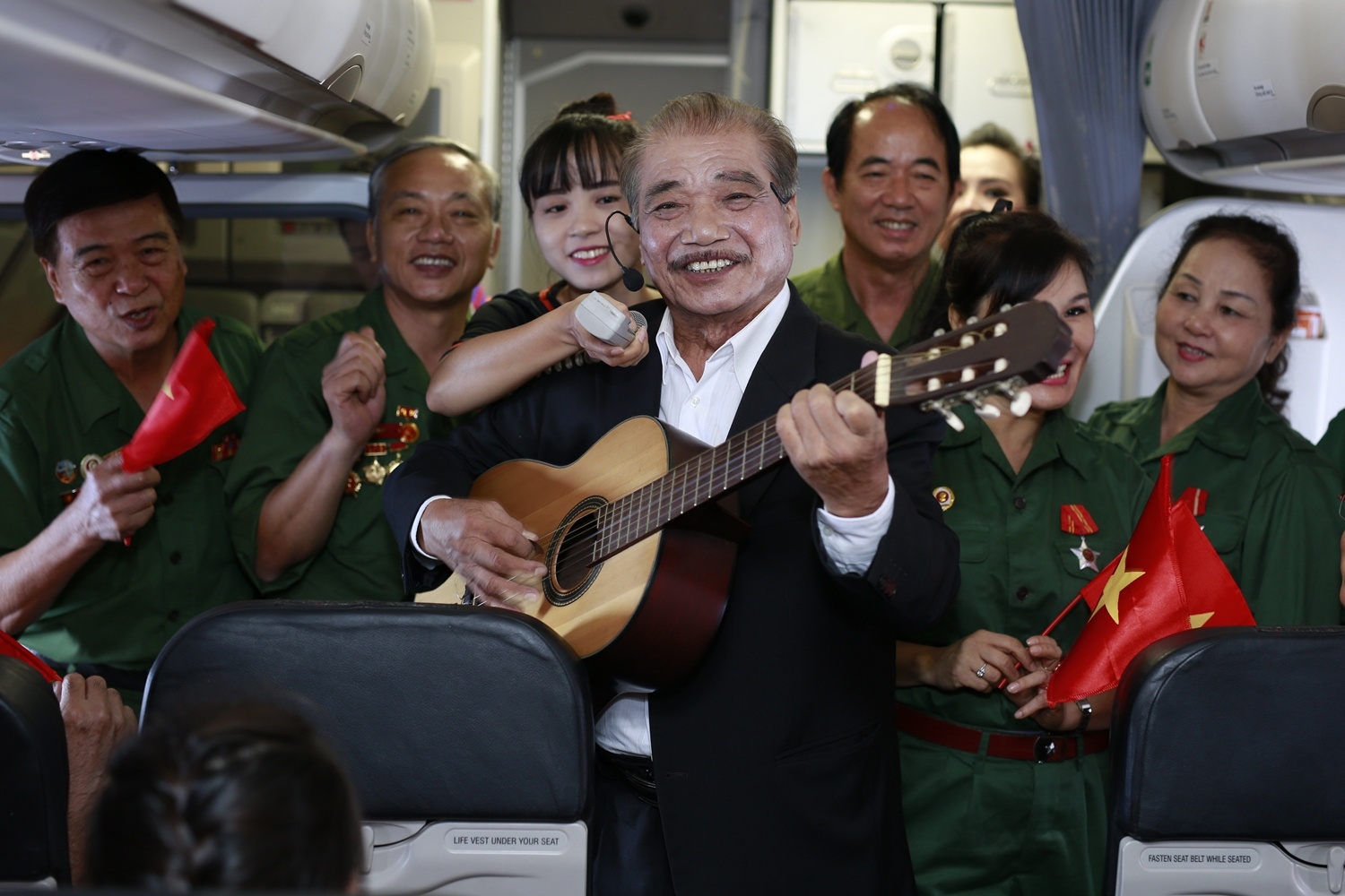 Vị nhạc sĩ lão thành chia sẻ ông từng trình diễn trong nhiều điều kiện khác nhau, nhưng đây là lần đầu tiên được hát giữa không trung nên cảm xúc rất đặc biệt. Dù phải di chuyển khắp khoang máy bay để giao lưu và ca hát, ông vẫn không hề mệt mỏi.