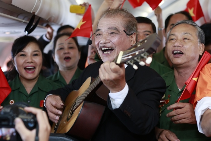 NSND Tran Hieu hat Mat troi be con tren may bay hinh anh