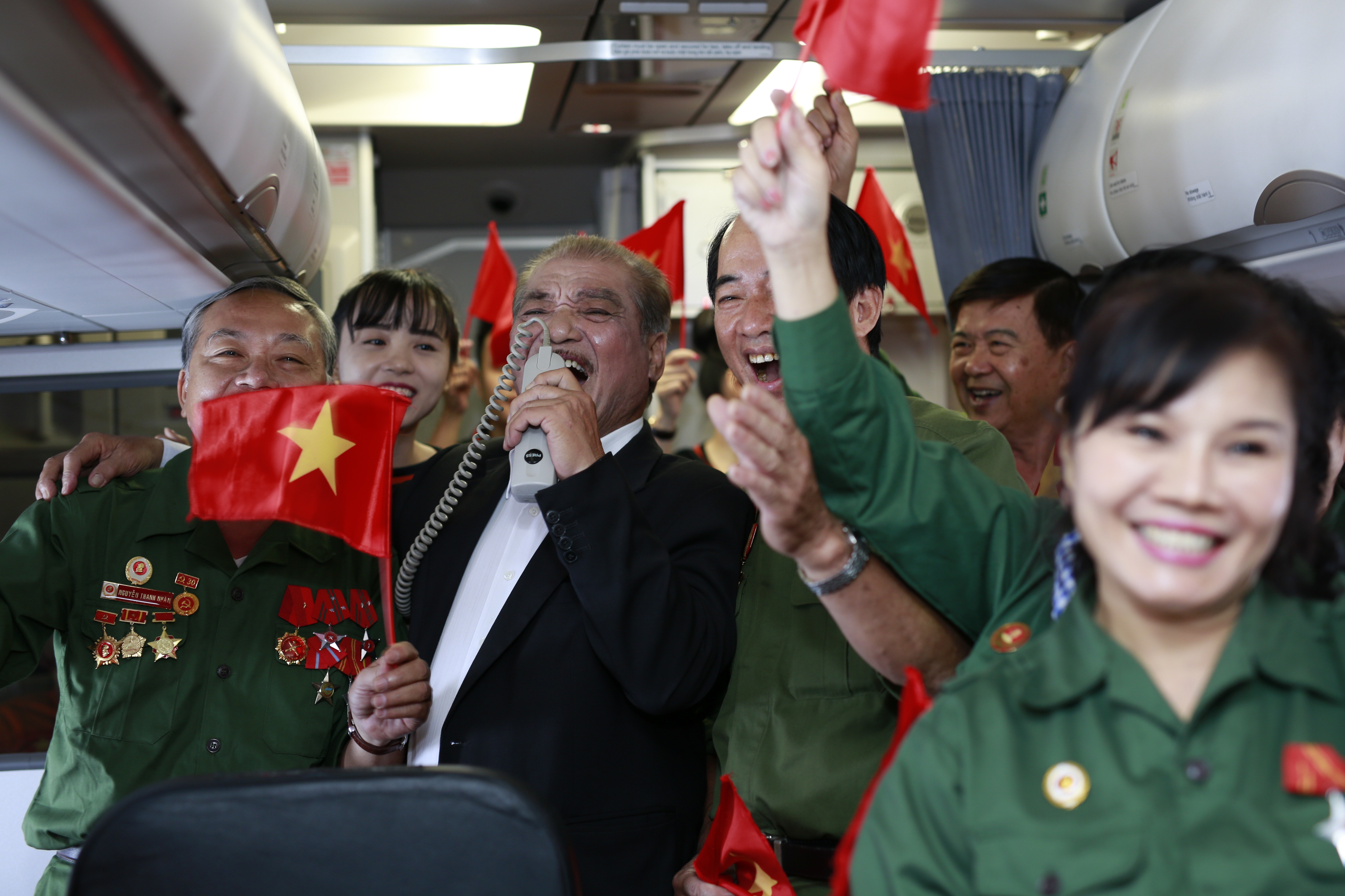 Đặc biệt, hoà cùng giọng hát của nhạc sĩ còn có các cựu chiến binh cũng đang trên đường ra thủ đô chào đón dịp lễ lớn. Họ cùng nhau vẫy những lá cờ đỏ sao vàng tạo nên hình ảnh rất đẹp mắt.