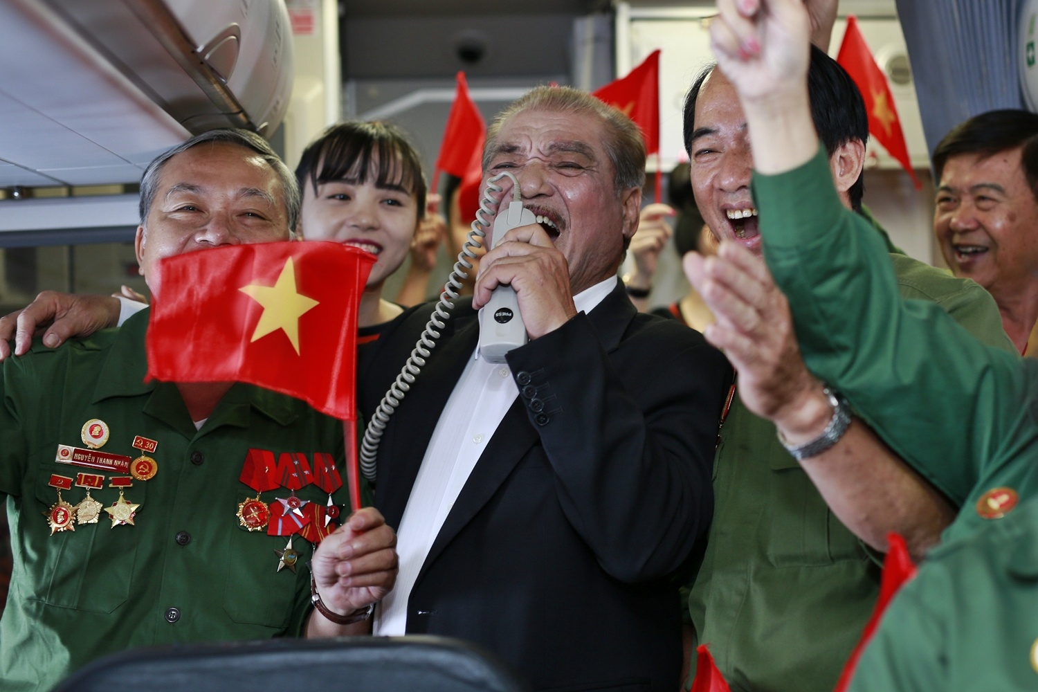 Không chỉ những vị khách Việt Nam bất ngờ trước món quà tinh thần này mà những vị khách nước ngoài cũng không giấu được sự thích thú. Họ không quên ghi lại những hình ảnh đẹp của nhạc sĩ Trần Hiếu.