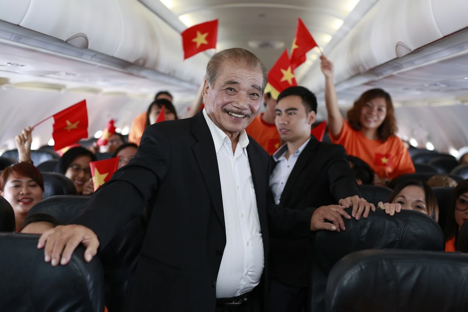 Điều khiển chuyến bay này là cơ trưởng trẻ nhất Việt Nam Nguyễn Quang Đạt. Trong buồng lái, anh gửi mong mỏi được nghe NSND Trần Hiếu thể hiện ca khúc mà mình rất yêu thích là Mặt trời bé con – một sách tác của nhạc sĩ Trần Tiến.