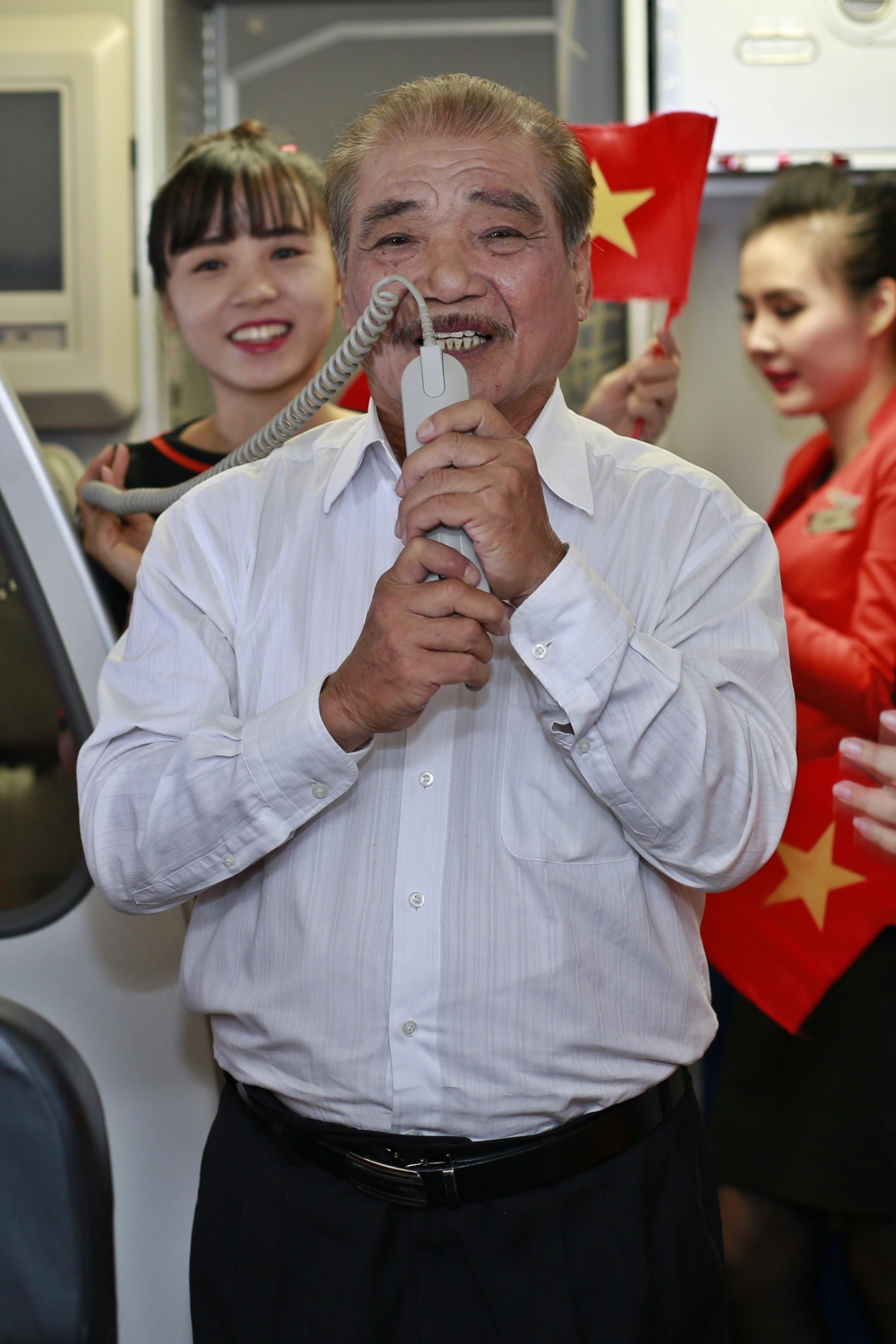 Dù trước đó, ông phục vụ rất nhiều bài hát nhưng vẫn nhiệt tình một lần nữa cầm đàn để trình bày tiết mục theo yêu cầu của cơ trưởng sinh năm 1991.