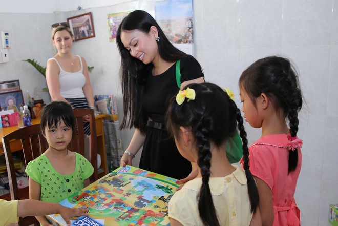 Hà Phương dẫn 2 con gái (bìa phải) đến thăm và trao quà cho trẻ mồ côi tại chùa Diệu Giác (TP HCM) cách đây không lâu.