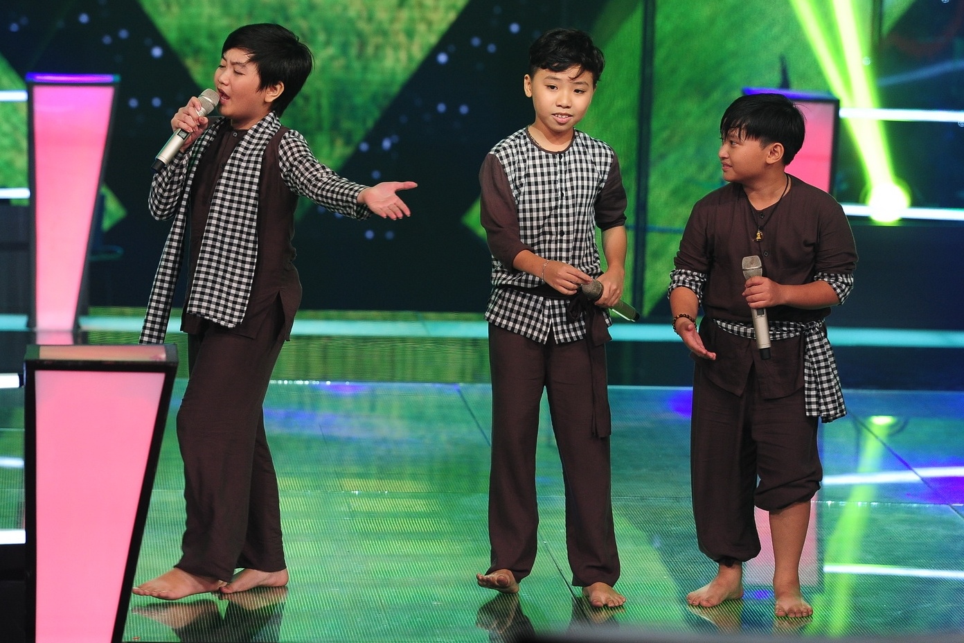 Thế Thanh,Công Quốc và Thiên Phúc (từ trái sang) bùng nổ với Chú Hai lúa.