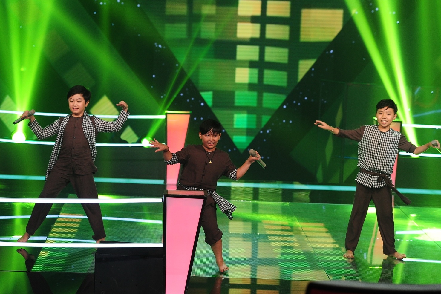 Ba chú hai lúa nhảy tưng bừng trên sân khấu.