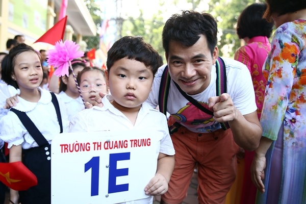 Vo chong Xuan Bac dua con trai cung vao lop 1 hinh anh