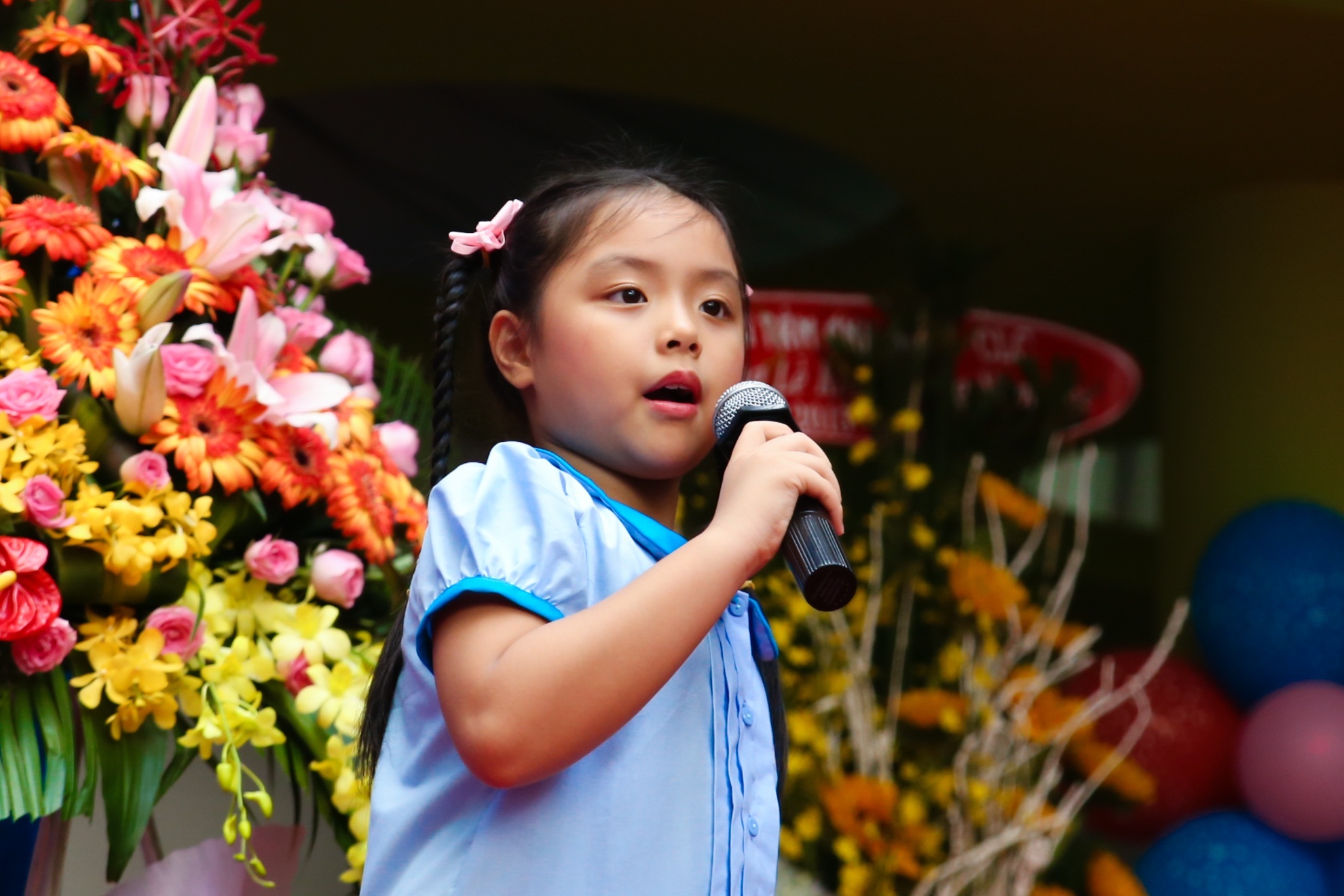 Thuy Hanh tu hao xem con gai trinh dien trong le khai giang hinh anh