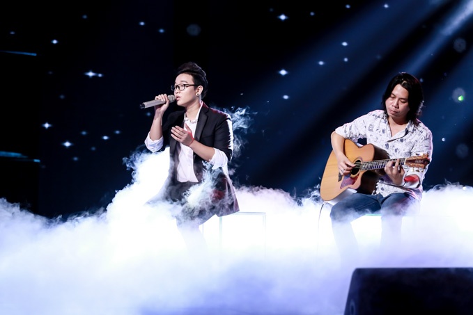 Chàng trai 19 tuổi Hoàng Dũng được huấn luyện viên ưu ái dành ca khúc hit của chính mình là Chưa bao giờ để trình diễn trong live show 8. Chất giọng khàn, ấm và đong đầy cảm xúc của anh kết hợp cùng tiếng guitar và saxophone mộc mạc mang đến tiết mục ấn tượng. 