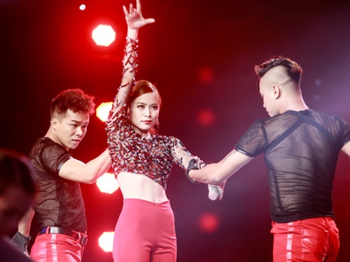 Hoang Thuy Linh khoe eo thon tren san khau The Voice hinh anh