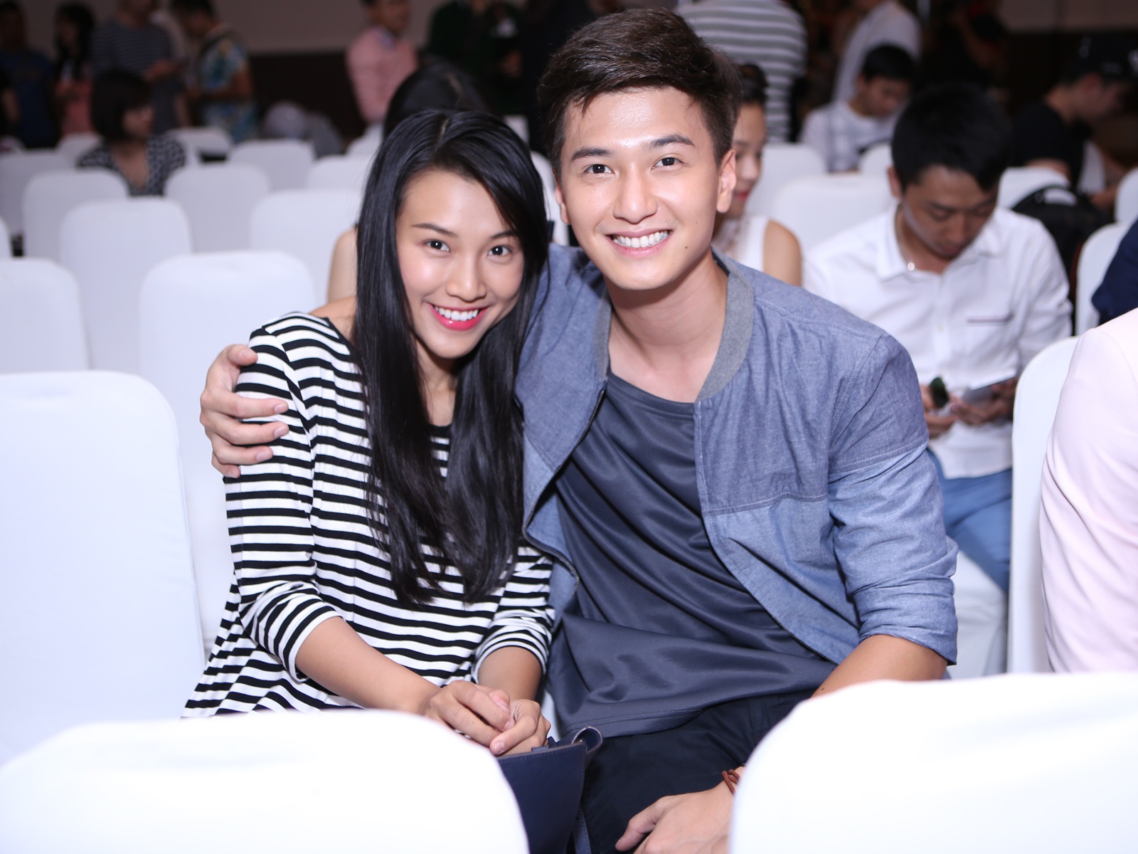 Huynh Anh va ban gai hon tuoi tinh cam o hop bao hinh anh