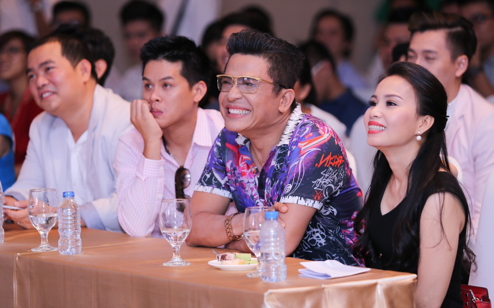 Bộ ba giám khảo quyền lực của cuộc thi là ca sĩ Cẩm Ly, MC Thanh Bạch và biên đạo múa John Huy Trần. “Chị Tư” chia sẻ sự háo hức tham gia chương trình có format mới cũng như gặp gỡ những thí sinh hồn nhiên, ngây thơ, 