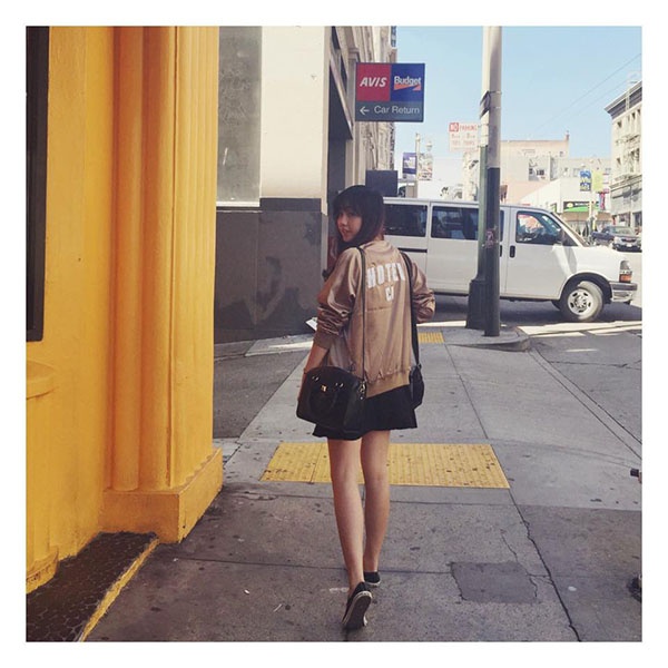 Cô nàng cùng set đồ màu hồng vô cùng nữ tính