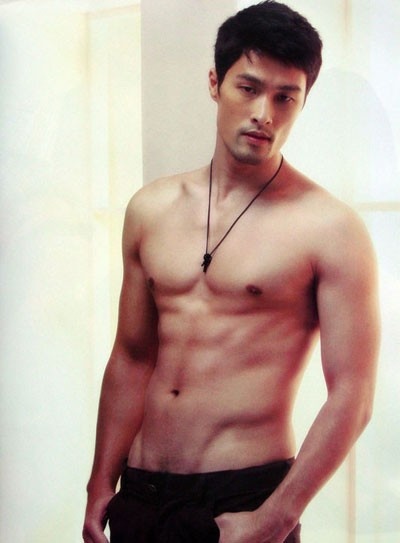 Xuất thân là một cascadeur của nền công nghiệp điện ảnh hàng đầu tại Hollywood nên không khó hiểu khi Johnny Trí Nguyễn lại có được phong cách cực kỳ nam tính mạnh mẽ cùng thân hình hoàn hảo.