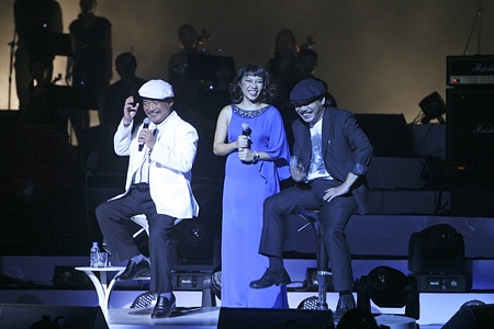 Trần Thu Hà bên nhạc sĩ Trần Tiến và cha (NSND Trần Hiếu)